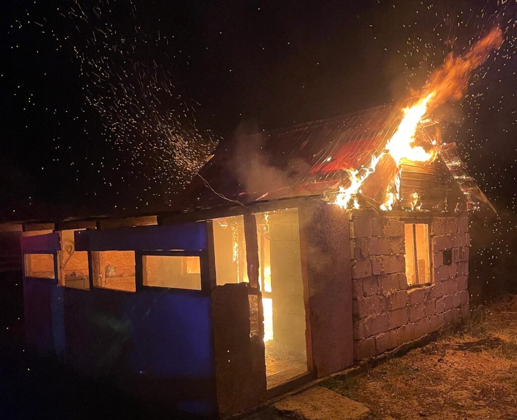 Intervenție promptă a pompierilor la un incendiu puternic în Târgoviște Intervenție promptă a pompierilor la un incendiu puternic în Târgoviște