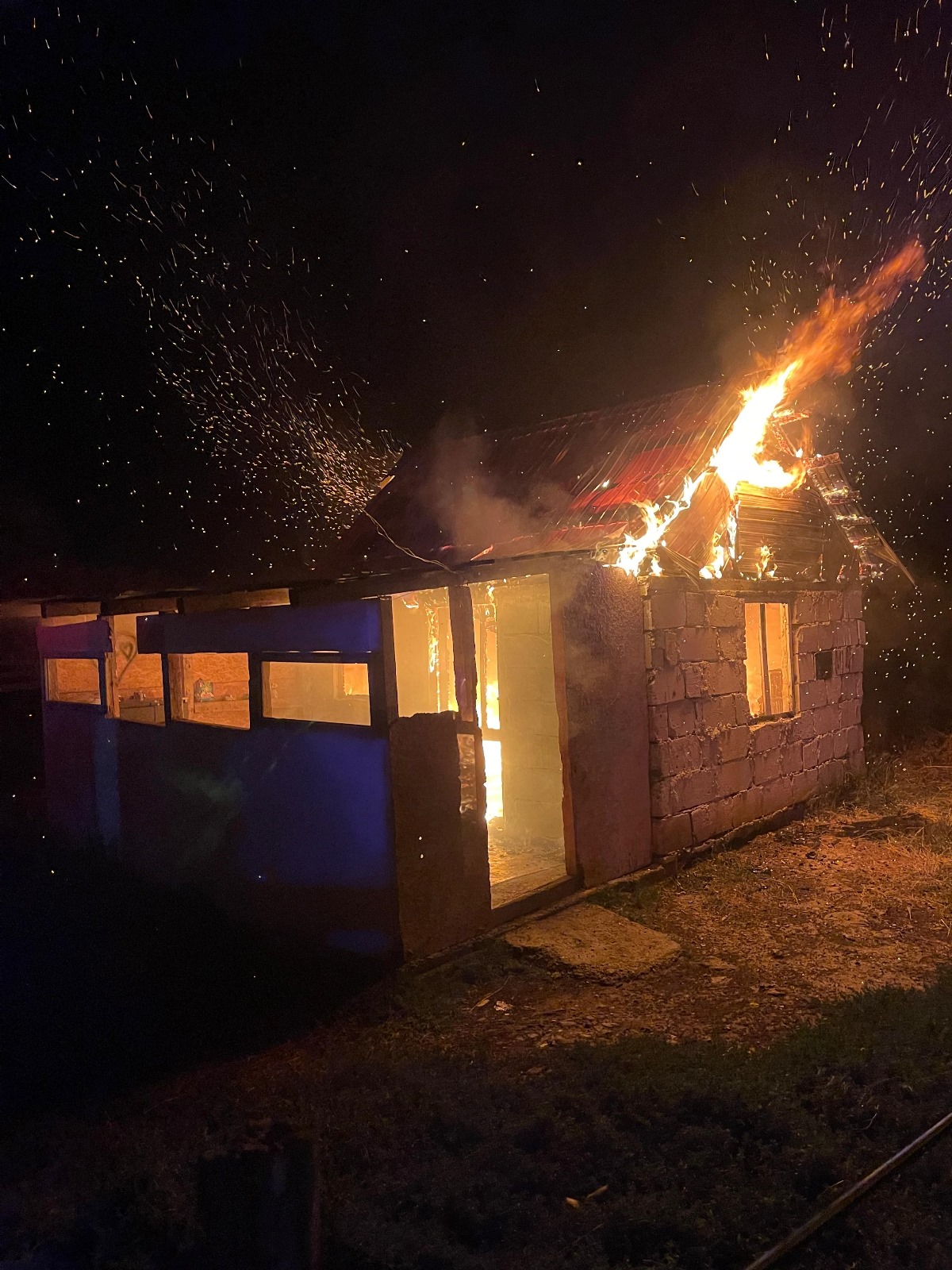 Intervenție promptă a pompierilor la un incendiu puternic în Târgoviște