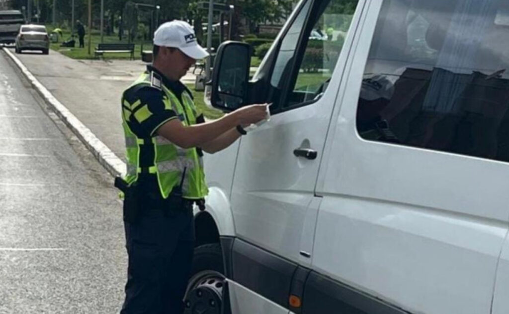 Prins la volanul unei autoutilitare fără permis corespunzător, în Poiana