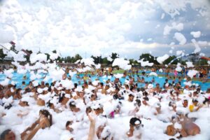 Spuma Party continuă la Complexul Turistic de Natație Târgoviște!