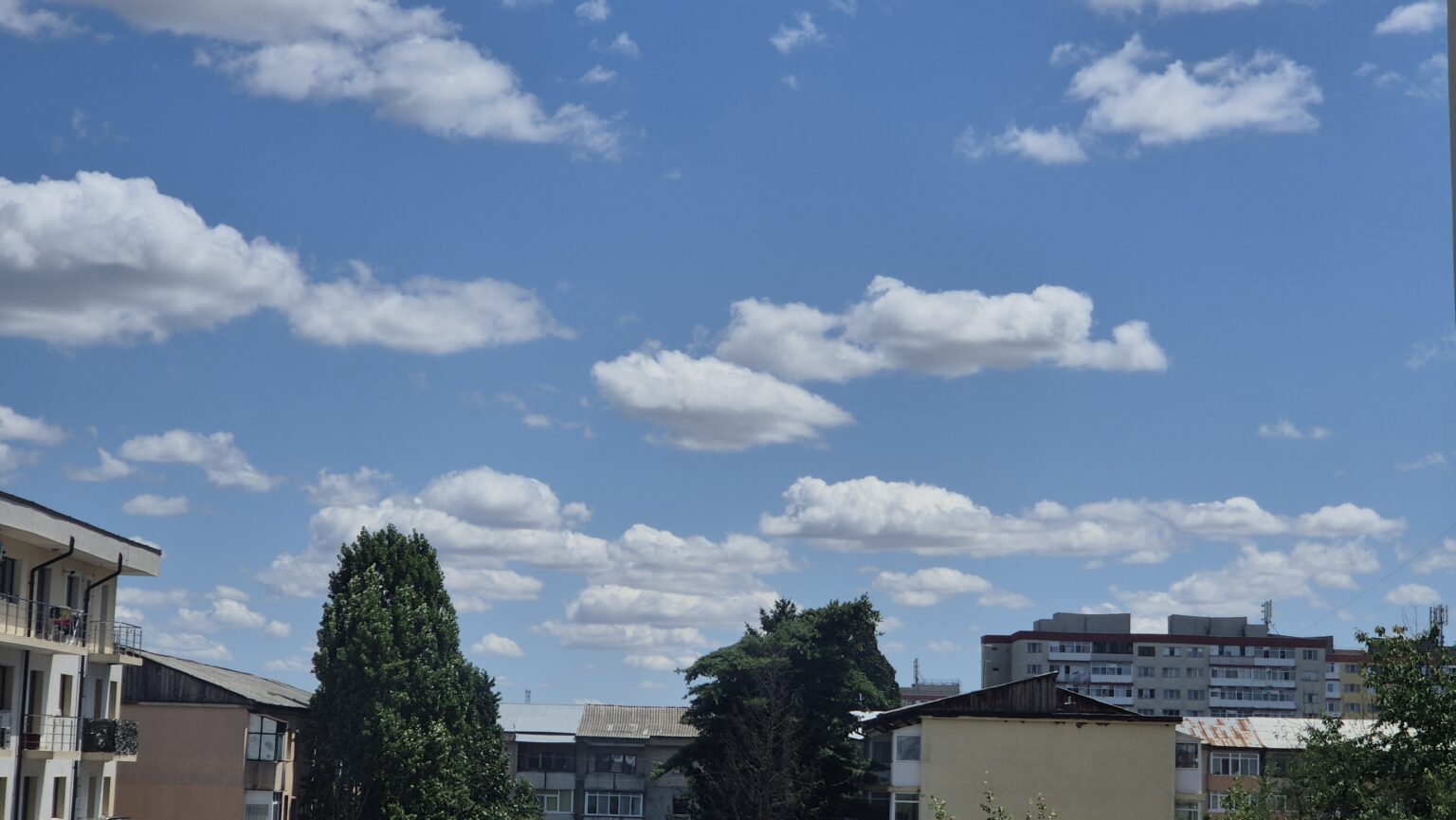 Vineri cu ploi torențiale și temperaturi scăzute în nordul țării: Instabilitate atmosferică și grindină în zonele montane