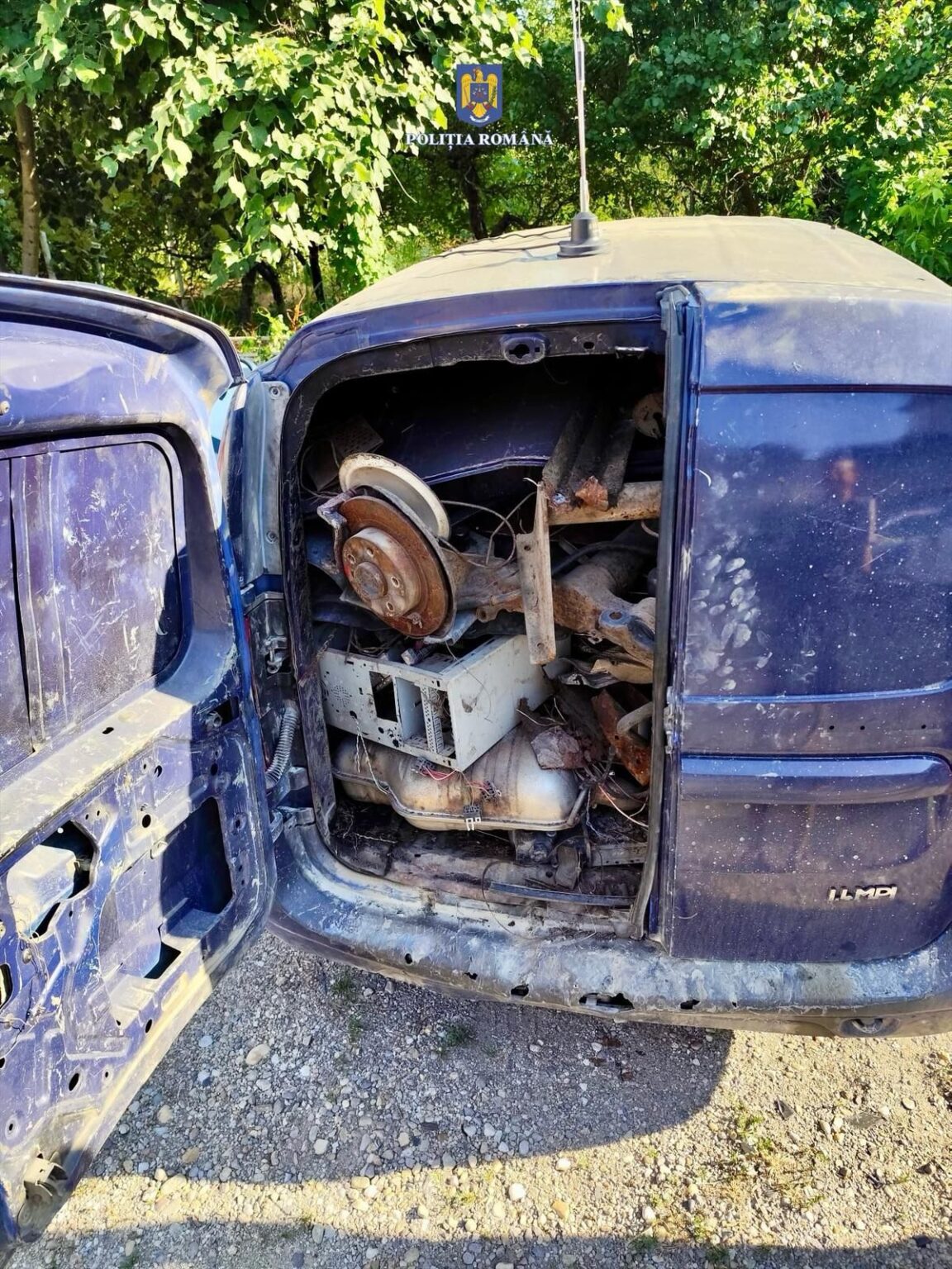 Acțiune fulger a Poliției Găești: Două autoutilitare indisponibilizate pentru transport ilegal de deșeuri