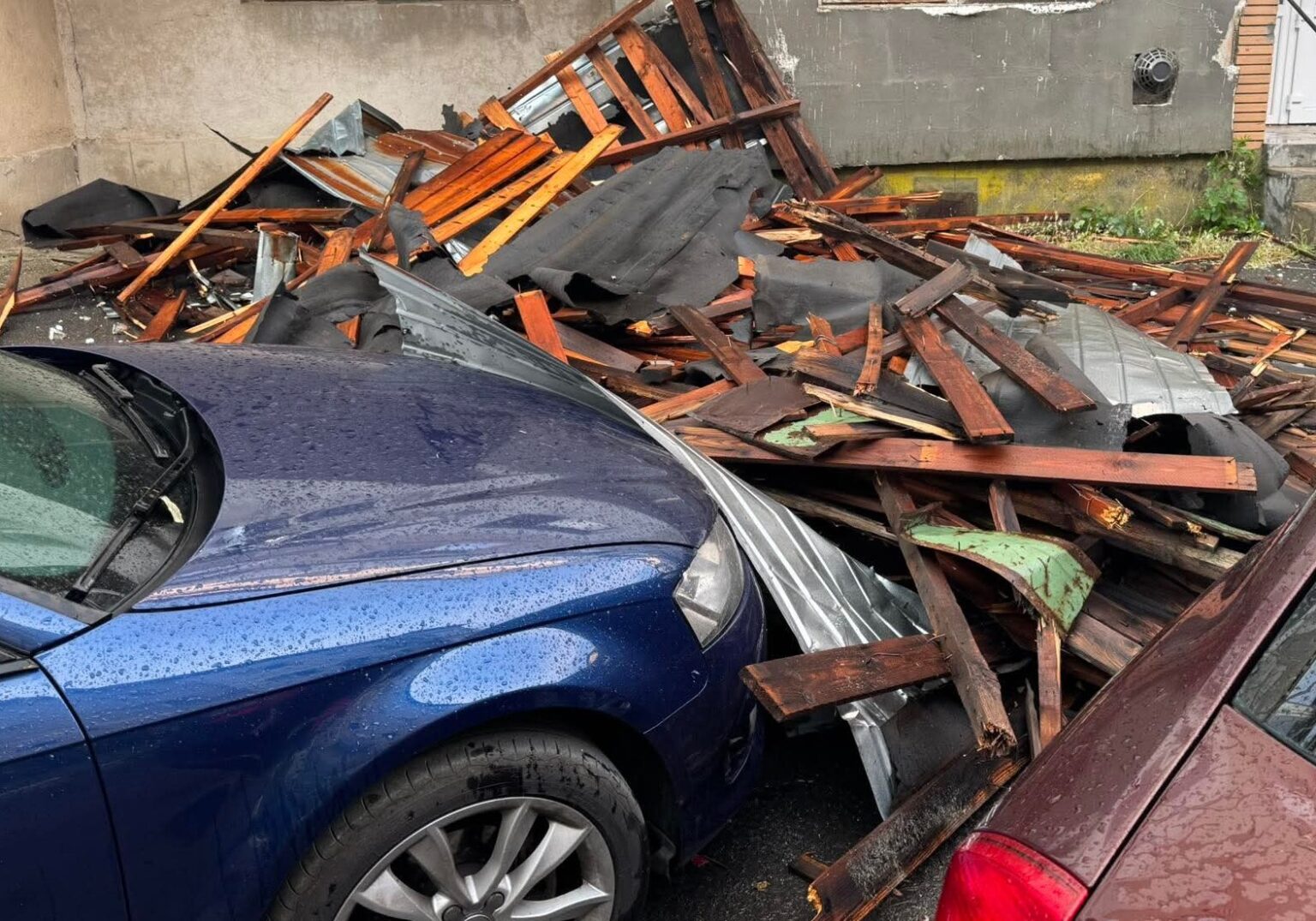 Intervenții ale pompierilor dâmbovițeni în urma fenomenelor meteorologice periculoase de luni seară Intervenții ale pompierilor dâmbovițeni în urma fenomenelor meteorologice periculoase de luni seară