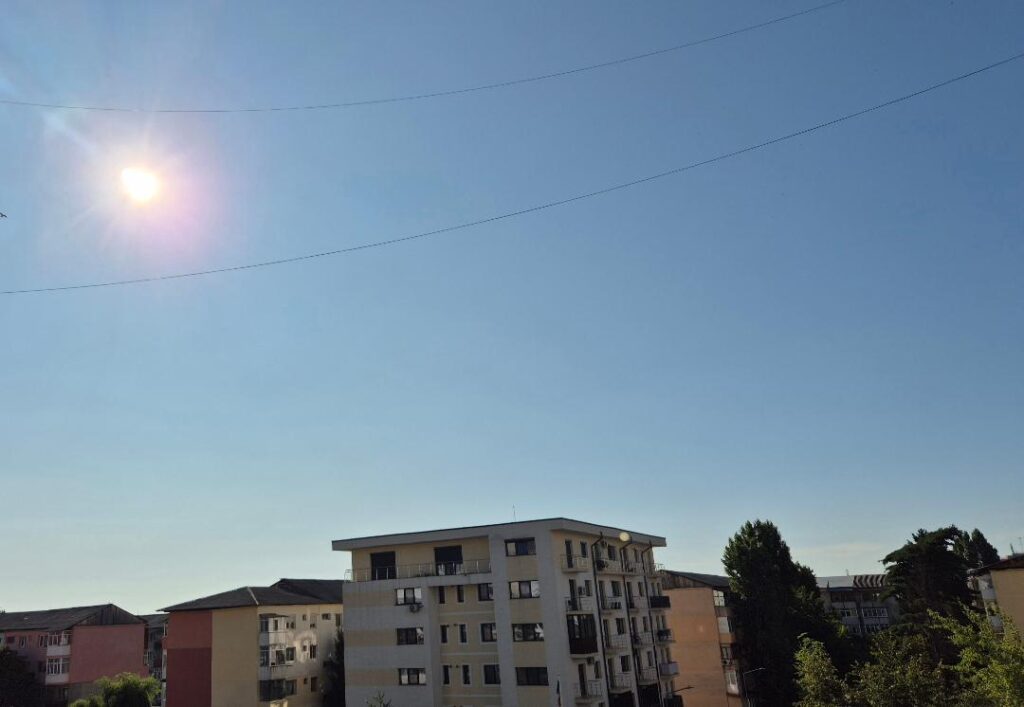 Vreme de vară în weekend, scăpăm de furtuni