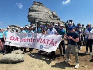 „DA pentru VIAȚĂ!”, mesaj de speranță, transmis de pe Vârful Omu din Bucegi