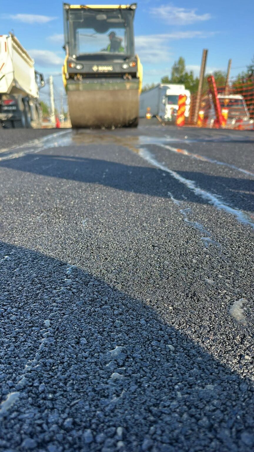 A început asfaltarea pe DN71: Primul strat turnat la Răcari, urmează Bâldana A început asfaltarea pe DN71: Primul strat turnat la Răcari, urmează Bâldana