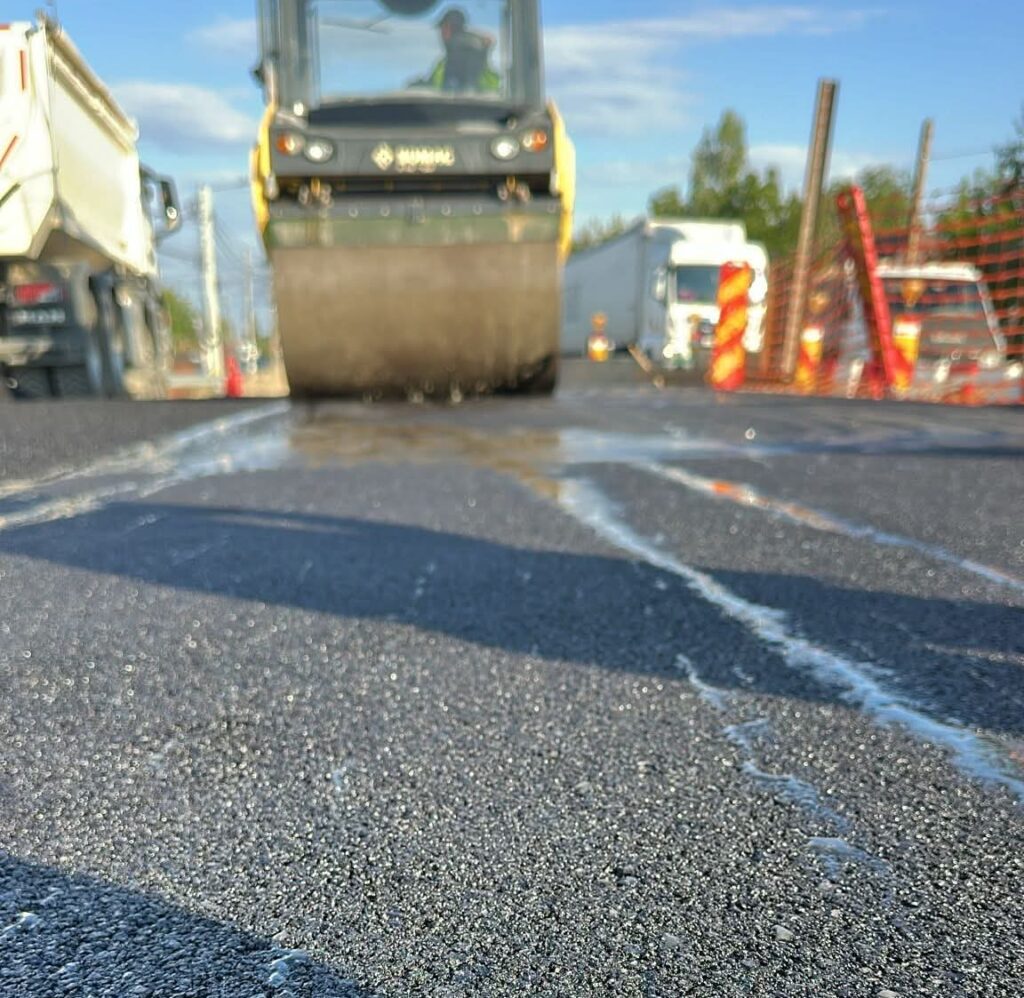 A început asfaltarea pe DN71: Primul strat turnat la Răcari, urmează Bâldana