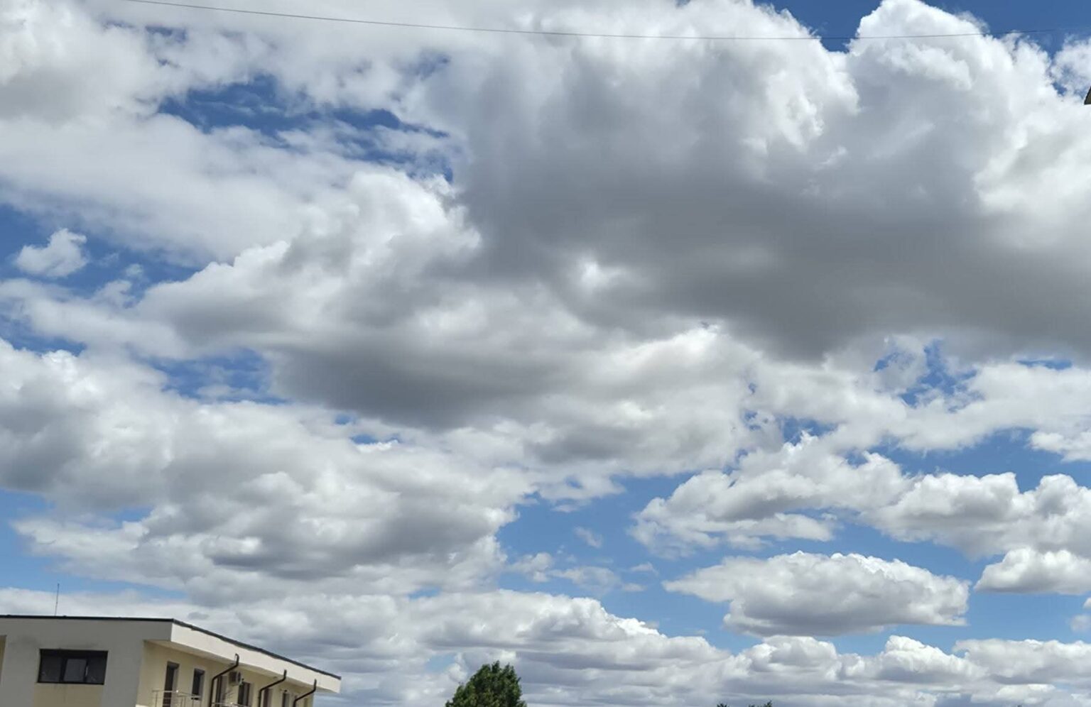 Astăzi, vreme plăcută de la noapte se anunță ploi torențiale, vijelii și grindină pentru 17–18 august