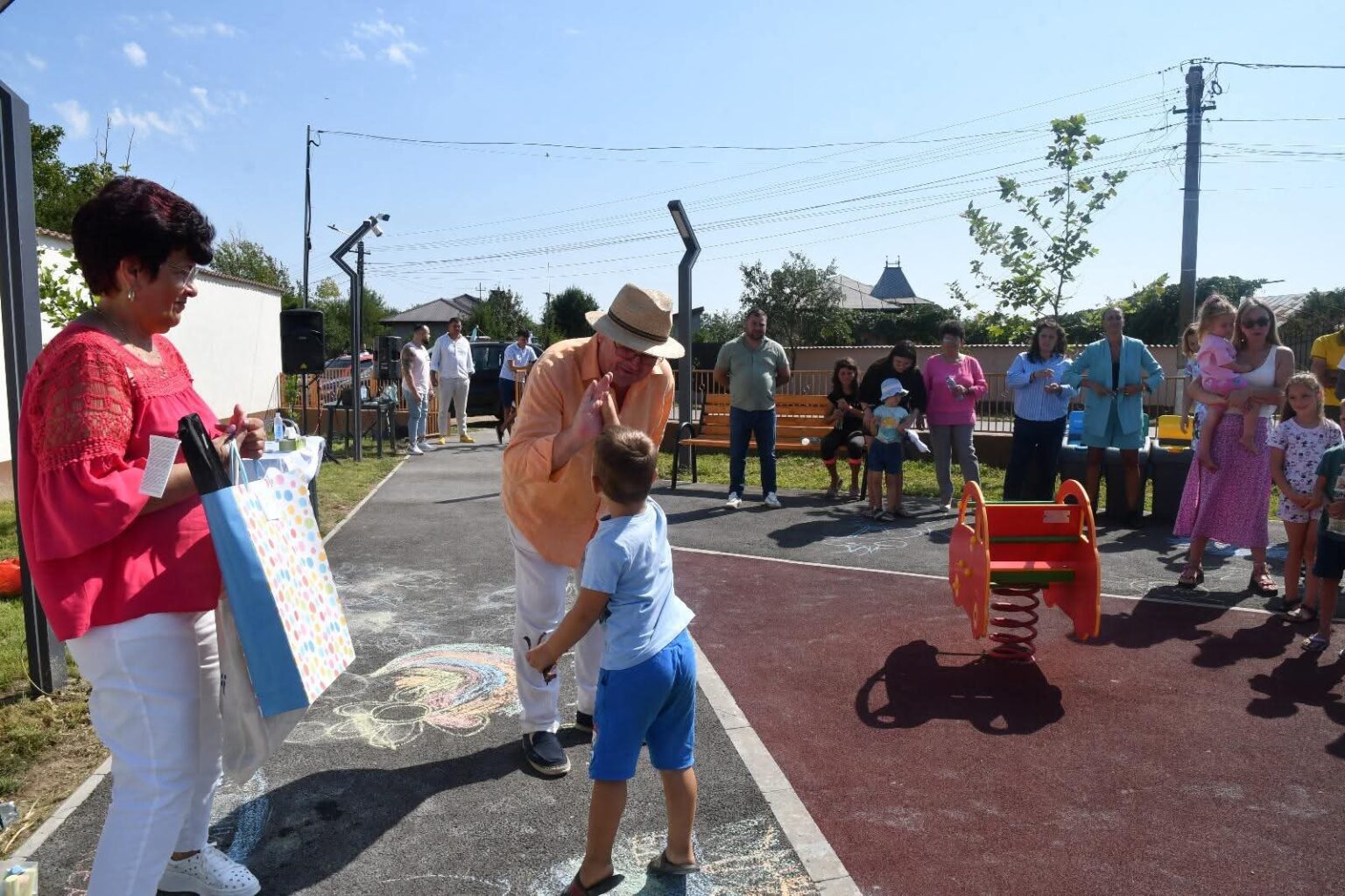 Copiii au adus culoare în Parcul Săbiești:  Primarul Marius Caraveteanu, alături de micii artiști