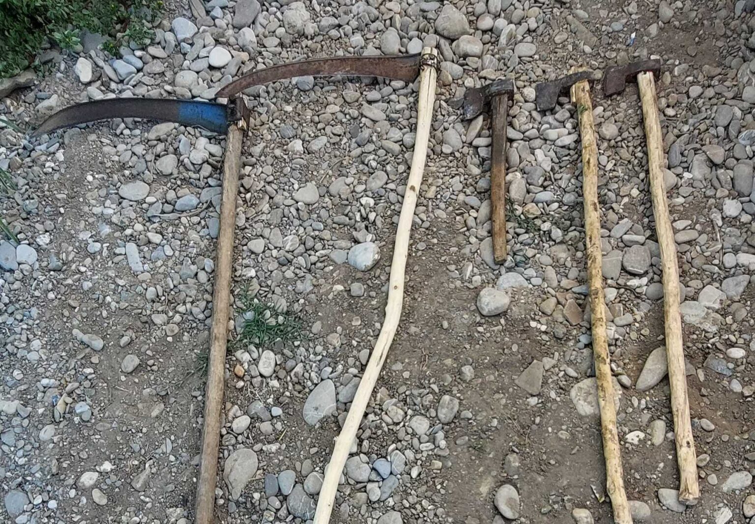 Doi bărbați, prinși cu cuțite și obiecte periculoase la Târgul de „Sfânta Maria” din Cornești Doi bărbați, prinși cu cuțite și obiecte periculoase la Târgul de „Sfânta Maria” din Cornești