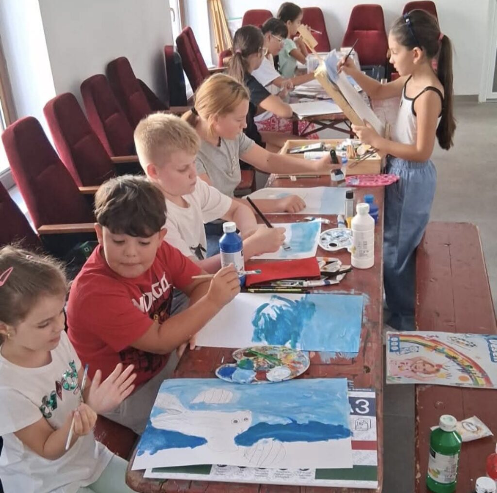 Găești: Copiii de la Cercul de Arte Plastice își deschid aripile în prima lor expoziție