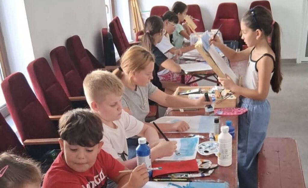 Găești: Copiii de la Cercul de Arte Plastice își deschid aripile în prima lor expoziție Găești: Copiii de la Cercul de Arte Plastice își deschid aripile în prima lor expoziție