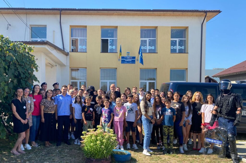 Jandarmii dâmbovițeni îi învață pe elevi cum să recunoască și să prevină bullying-ul