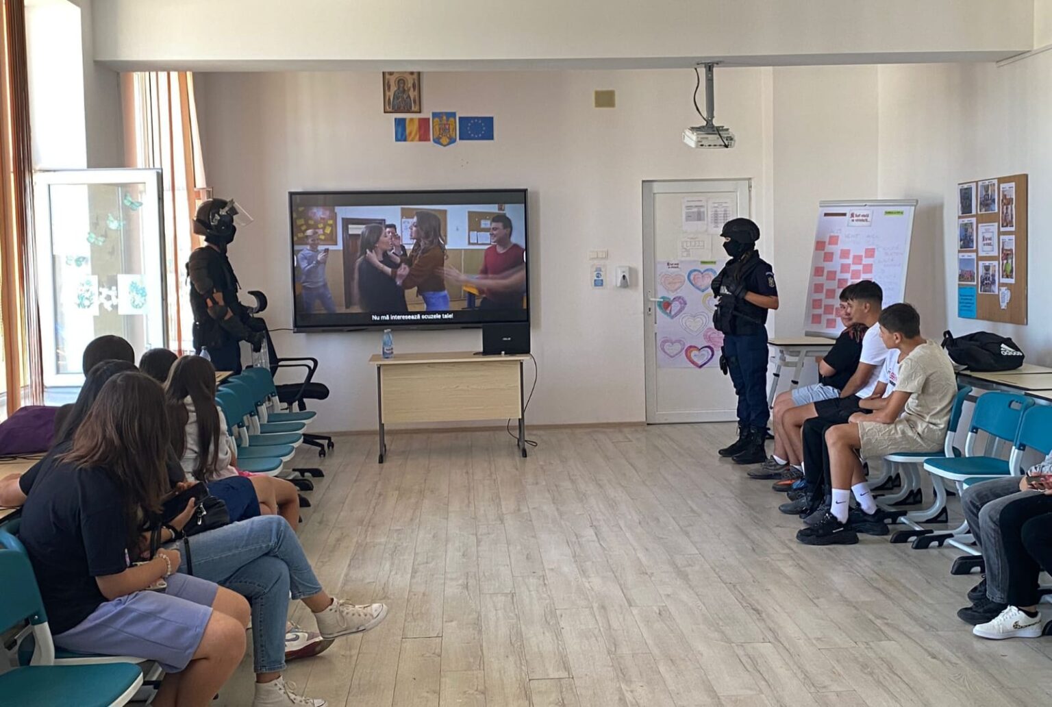 Jandarmii dâmbovițeni îi învață pe elevi cum să recunoască și să prevină bullying-ul