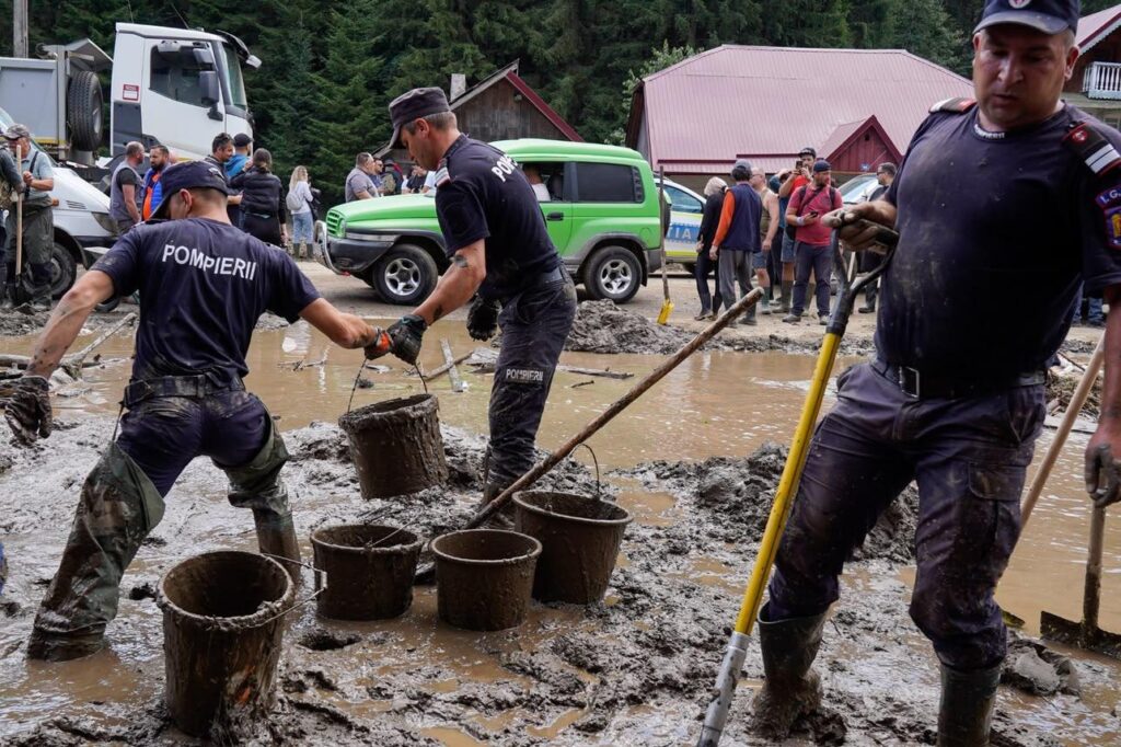 Pompierii dâmbovițeni intervin în sprijinul colegilor din Suceava, în zonele afectate de inundații