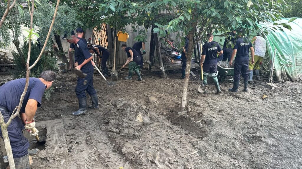 Pompierii dâmbovițeni intervin în sprijinul colegilor din Suceava, în zonele afectate de inundații