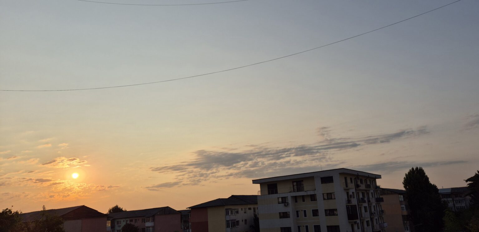 Vreme capricioasă în Dâmbovița: Soare dimineața, vijelii și ploi după-amiază