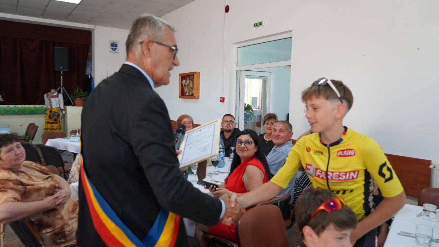 Comuna Șotânga este în acest weekend, centrul unei adevărate sărbători a comunității, prilejuită de Zilele Comunei Șotânga, un eveniment care a adus în prim-plan trecutul istoric, valorile prezente și perspectivele de viitor ale uneia dintre cele mai active comunități din județul Dâmbovița. VIDEO