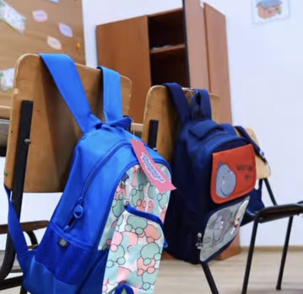 Administrația de la Titu întâmpină elevii cu școli renovate și ghiozdane complet dotate la început de an școlar