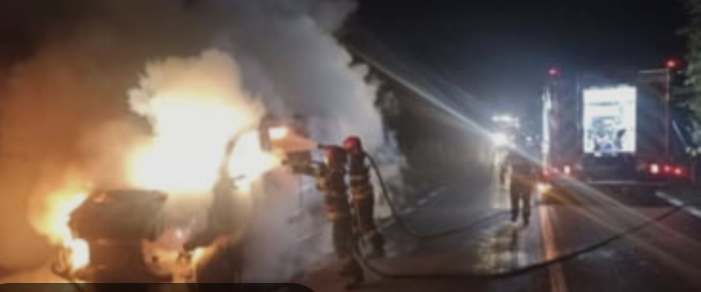 Autoutilitară cuprinsă de flăcări pe DN 71, în Moroeni Autoutilitară cuprinsă de flăcări pe DN 71, în Moroeni