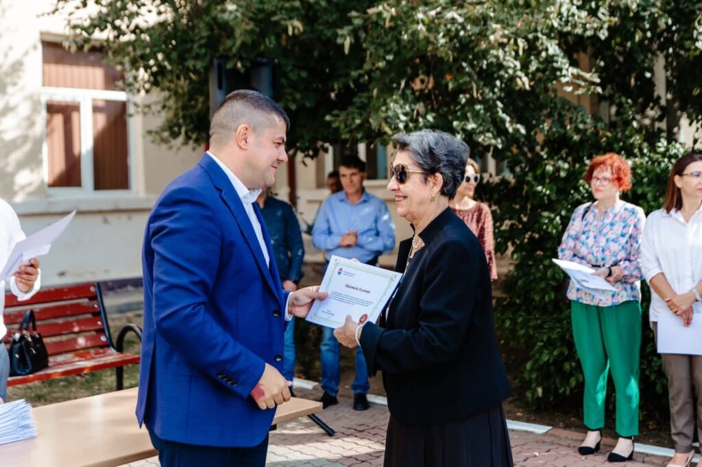 Elevii performanți din Titu, premiați pentru rezultatele obținute la olimpiade și concursuri școlare