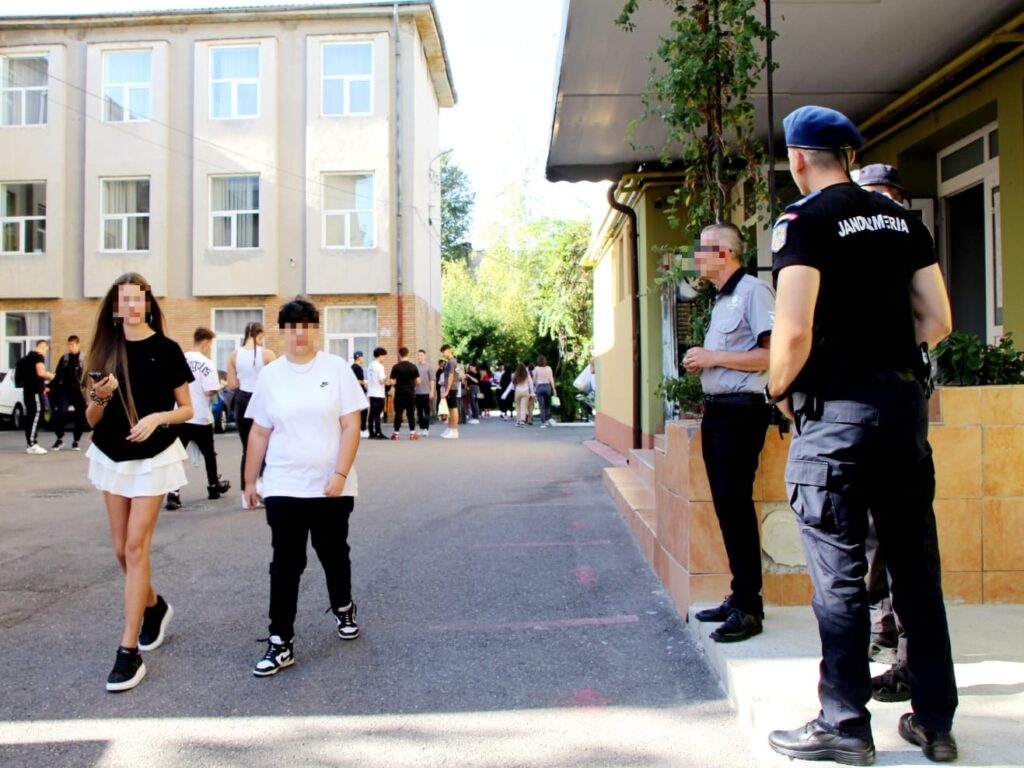 Jandarmii dâmbovițeni, alături de comunitatea școlară la început de an Jandarmii dâmbovițeni, alături de comunitatea școlară la început de an