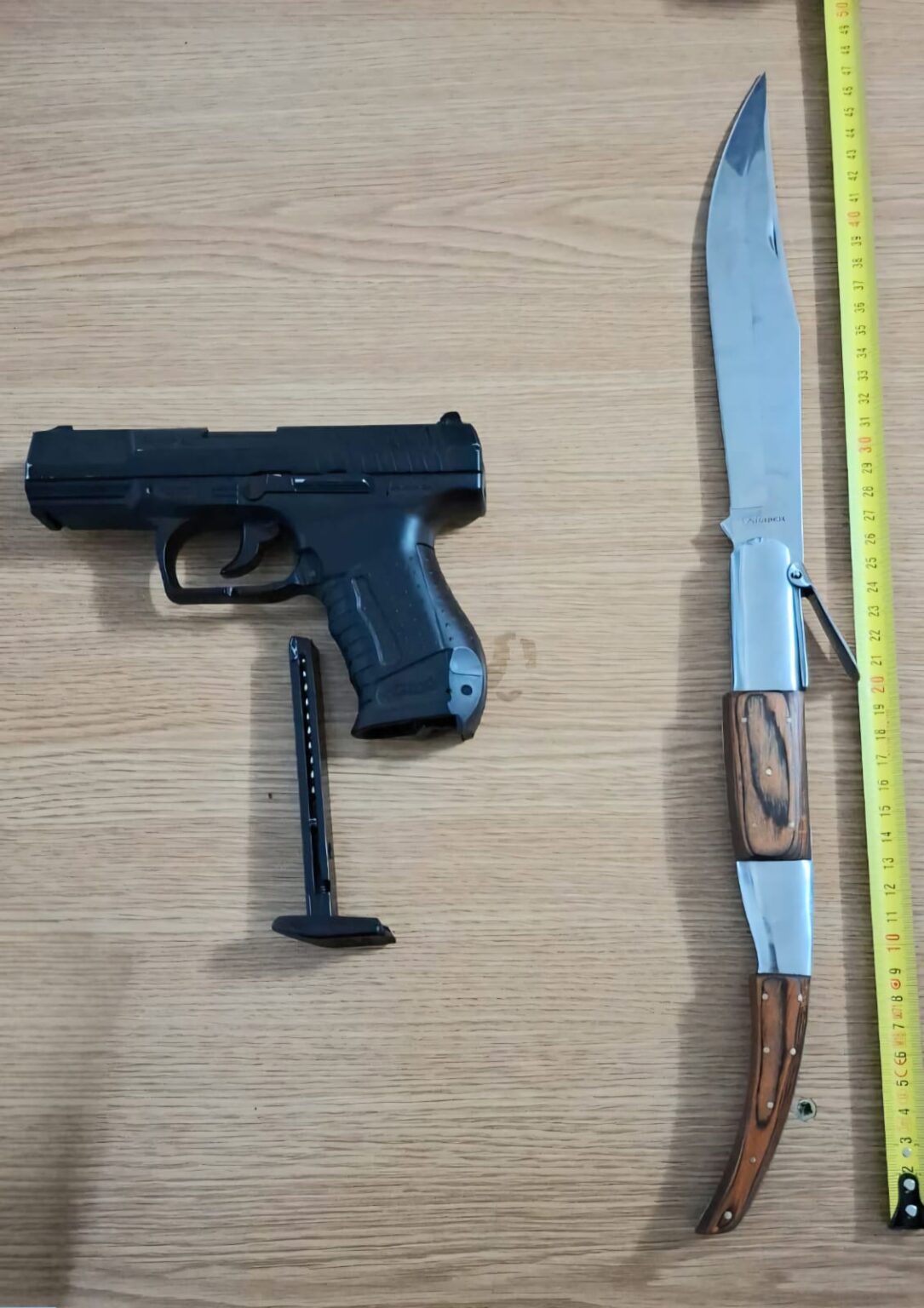 Jandarmii dâmbovițeni, la datorie: Tânăr depistat cu arme în parcarea unui centru comercial