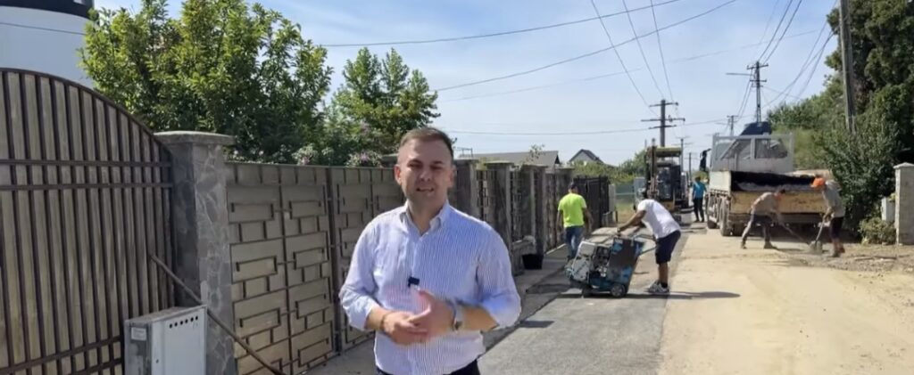 Lucrări de asfaltare în comuna Răzvad, după modernizarea canalizării Lucrări de asfaltare în comuna Răzvad, după modernizarea canalizării