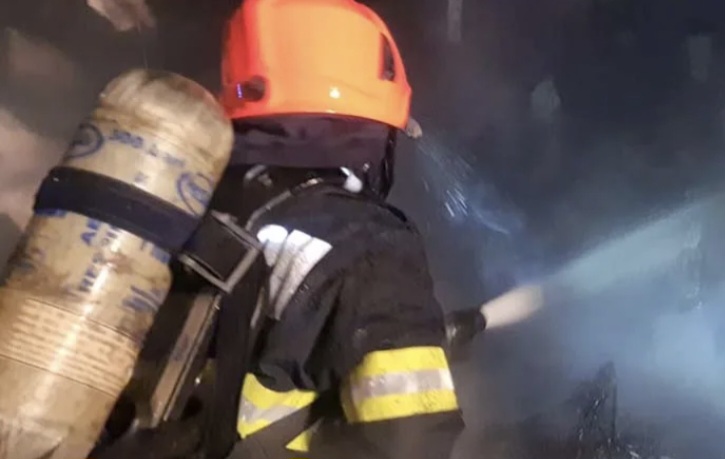 Noapte de foc: Două incendii lichidate de pompierii dâmbovițeni Noapte de foc: Două incendii lichidate de pompierii dâmbovițeni