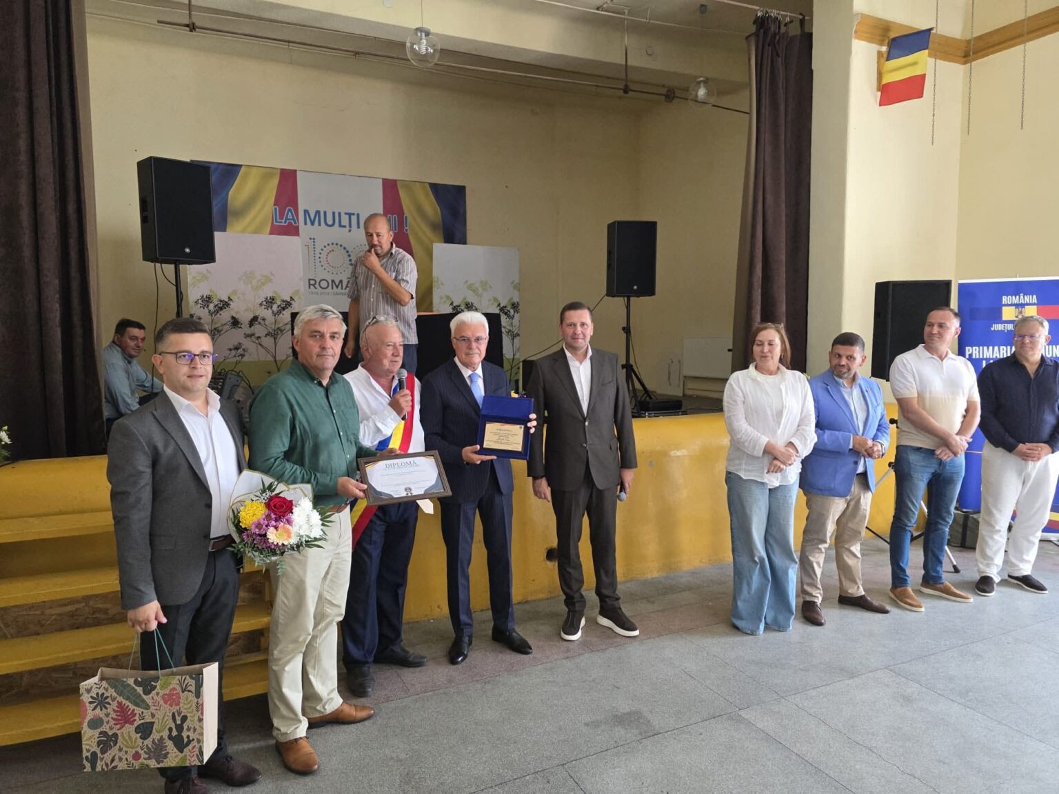 Președintele CJ Dâmbovița, Corneliu Ștefan, alături de comunitatea din I. L. Caragiale Președintele CJ Dâmbovița, Corneliu Ștefan, alături de comunitatea din I. L. Caragiale