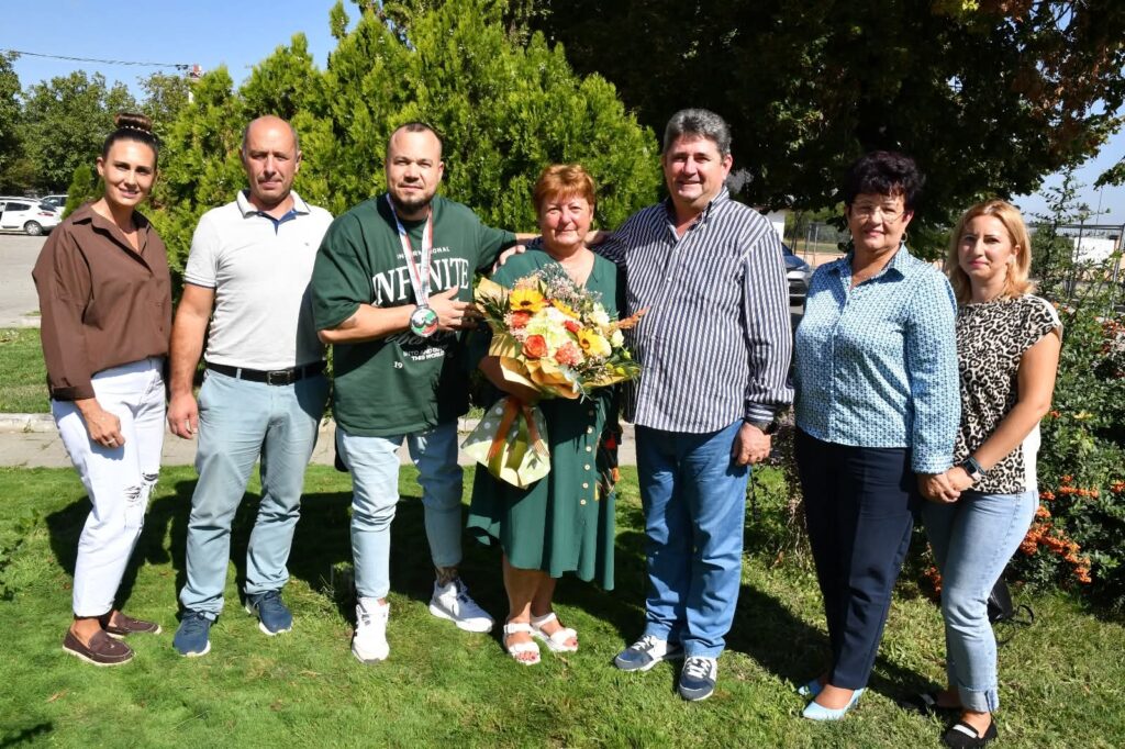 Primarul orașului Răcari, Marius Caravețeanu, adresează gânduri pline de emoție Cristinei Mitrescu, la pensionarea sa