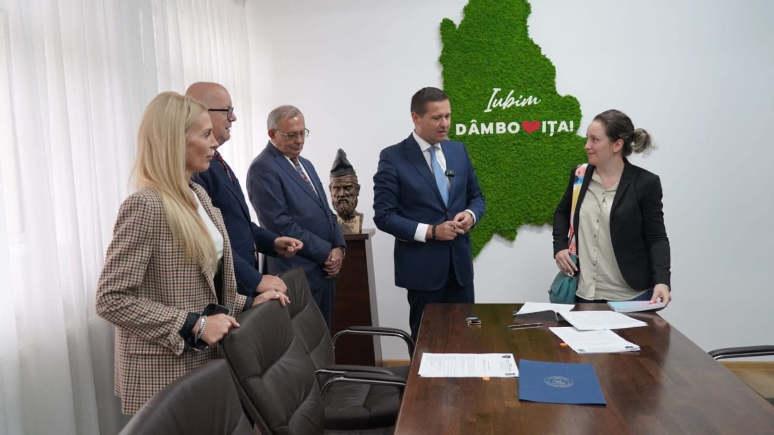 Șapte tineri entuziaști se alătură echipei Consiliului Județean Dâmbovița!