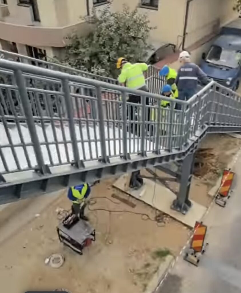 Siguranță pentru pietoni: Primarul Târgoviștei a inspectat șantierul noii pasarele de pe Calea București