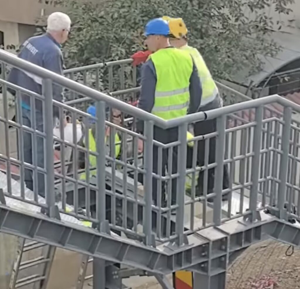 Siguranță pentru pietoni: Primarul Târgoviștei a inspectat șantierul noii pasarele de pe Calea București