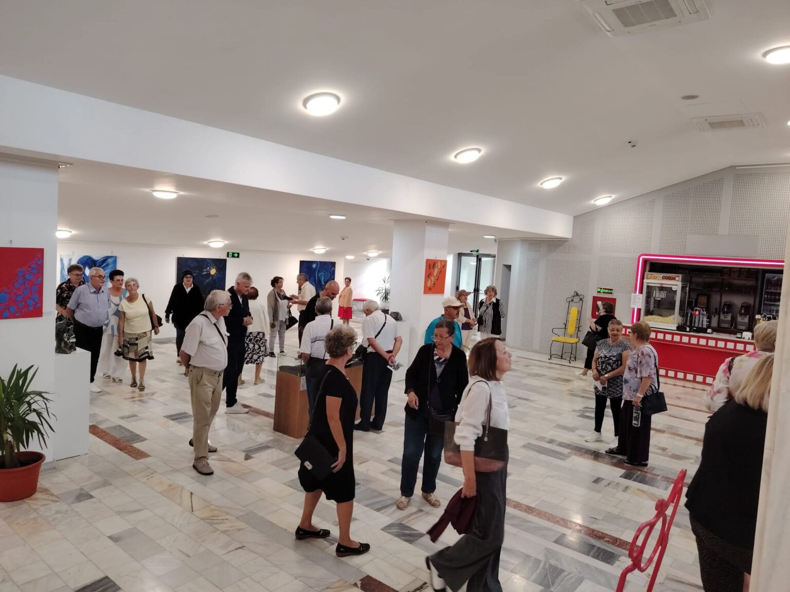 Expoziția „They Live” a artistului Kristian Dimofte, inaugurată la Cinema Independența 