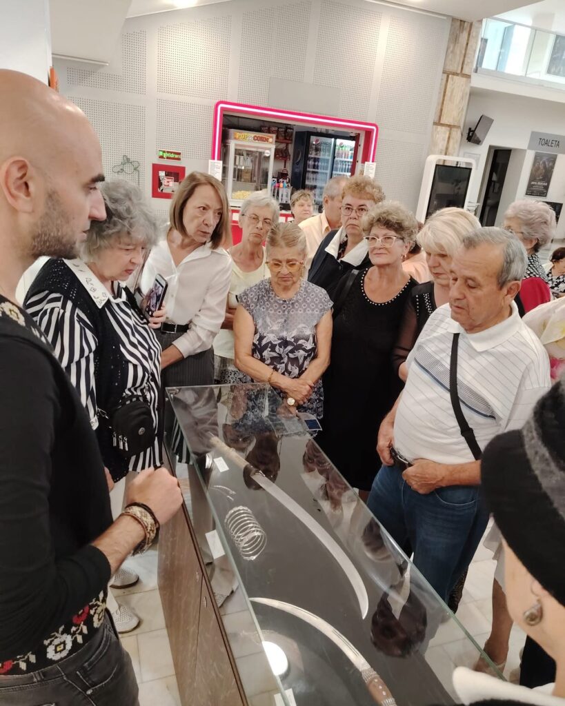 Expoziția „They Live” a artistului Kristian Dimofte, inaugurată la Cinema Independența 