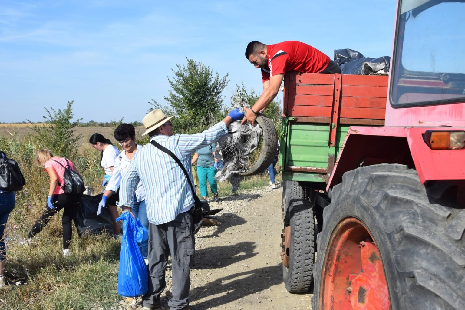 Voluntarii din Răcari dau un exemplu de implicare prin campania „Adoptă un Kilometru”