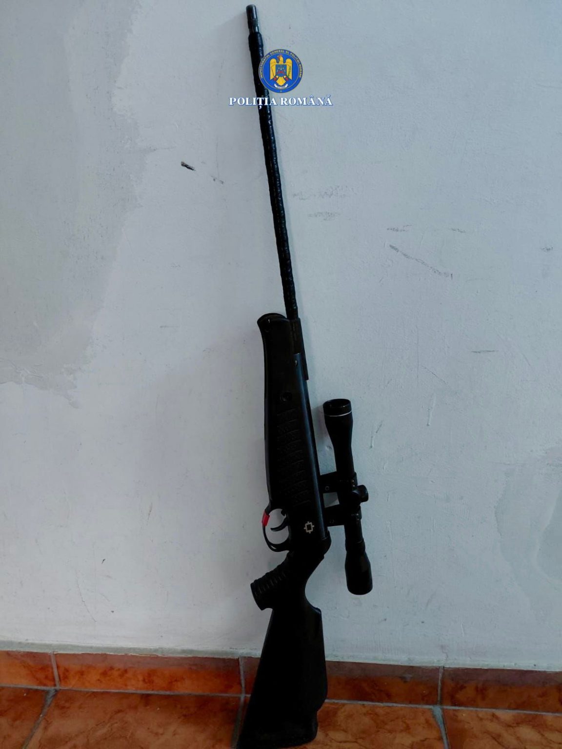 ARMĂ DEȚINUTĂ ILEGAL, DESCOPERITĂ DE POLIȚIȘTII DÂMBOVIȚENI ÎN URMA UNUI CONTROL