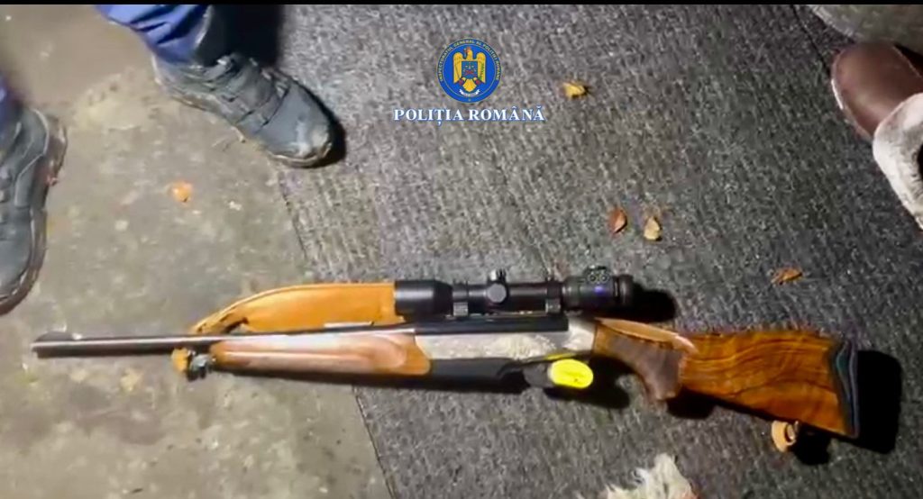 Braconaj la Runcu, bărbat din București, prins după ce ar fi împușcat ilegal o cerboaică Braconaj la Runcu, bărbat din București, prins după ce ar fi împușcat ilegal o cerboaică