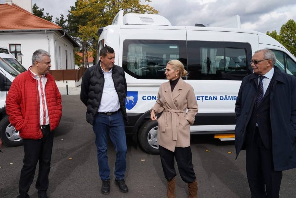 CJ Dâmbovița: Microbuze școlare noi pentru elevii din Dâmbovița: transport sigur și ecologic 