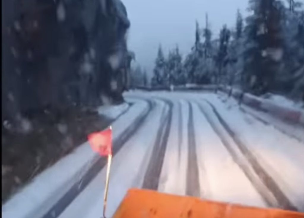 Echipajele intervin pentru deszăpezirea DN7C – Transfăgărășan: Recomandări pentru șoferi în condiții meteo nefavorabile