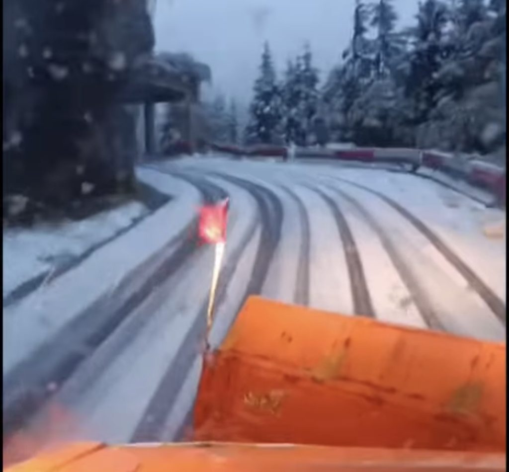 Echipajele intervin pentru deszăpezirea DN7C – Transfăgărășan: Recomandări pentru șoferi în condiții meteo nefavorabile