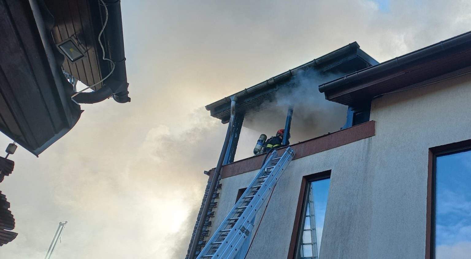 ISU Dâmbovița  intervine la un incendiu în Dărmănești, acoperișul unei locuințe afectat