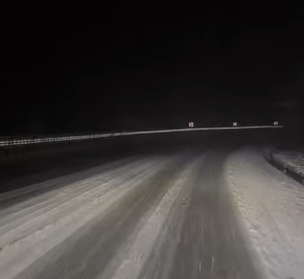Iarnă în Pasul Ținuta! Drum acoperit de zăpadă, șoferii avertizați să circule cu prudență