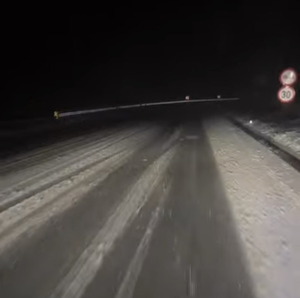 Iarnă în Pasul Ținuta! Drum acoperit de zăpadă, șoferii avertizați să circule cu prudență