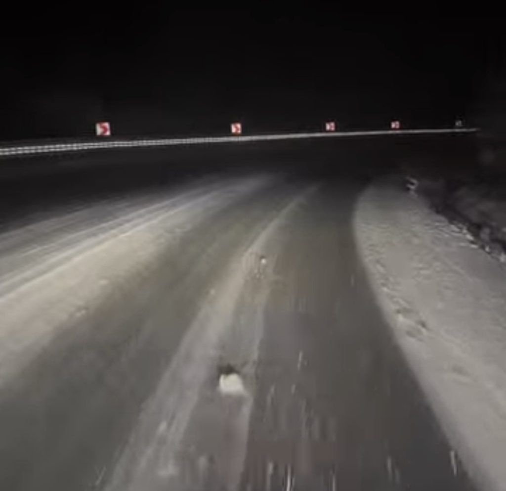 Iarnă în Pasul Ținuta! Drum acoperit de zăpadă, șoferii avertizați să circule cu prudență