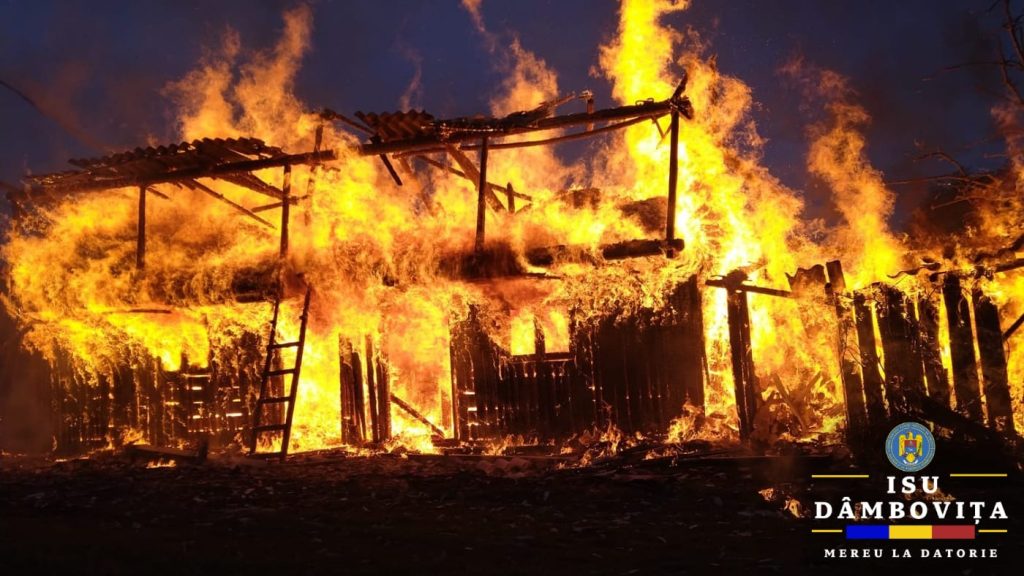 Incendiu puternic la o anexă gospodărească în comuna Runcu, sat Brebu