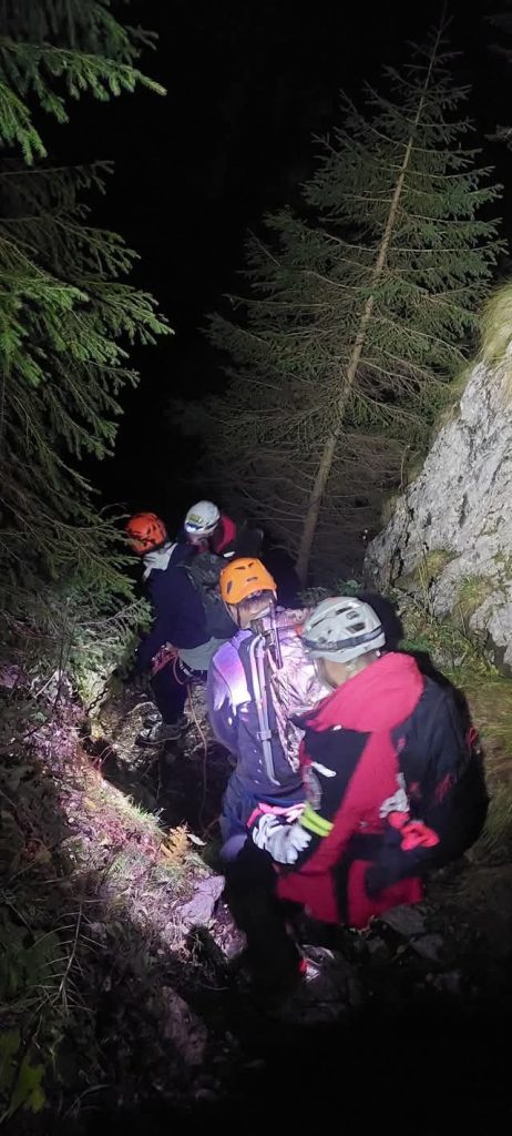 Intervenție de salvare a Salvamont Dâmbovița pentru doi turiști blocați în Munții Bucegi