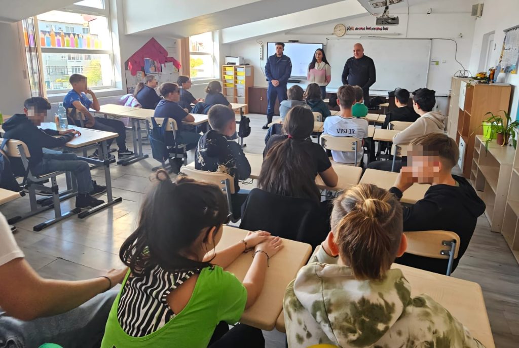 Jandarmii dâmbovițeni, sesiuni preventive pentru elevii din Dâmbovița 