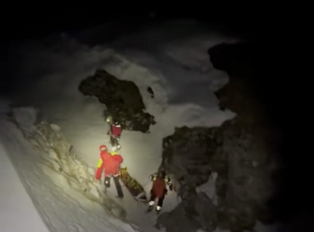 La un pas de tragedie: Tânăr de 17 ani salvat după ce s-a rătăcit și a suferit un traumatism pe traseul spre Vârful Omu